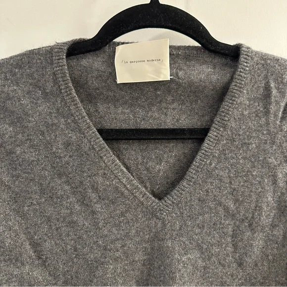 La Garçonne Moderne Dark Grey Heathered 100% Cashmare V-Neck Long Sleeve Sweater - Picture 3 of 9